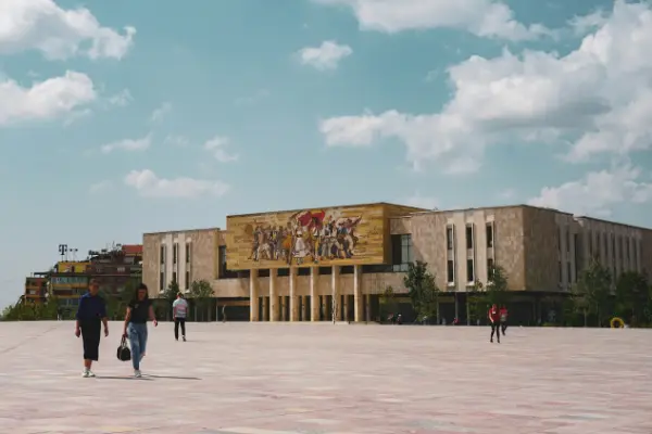 Turismo en tirana 2025 que visitar y cuando ir