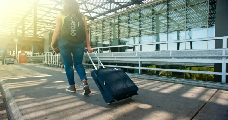 Mujer caminando en el Aeropuerto